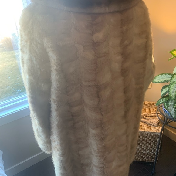 This gorgeous near perfect condition blonde Mink is by Mironoff Furs - Picture 8 of 9